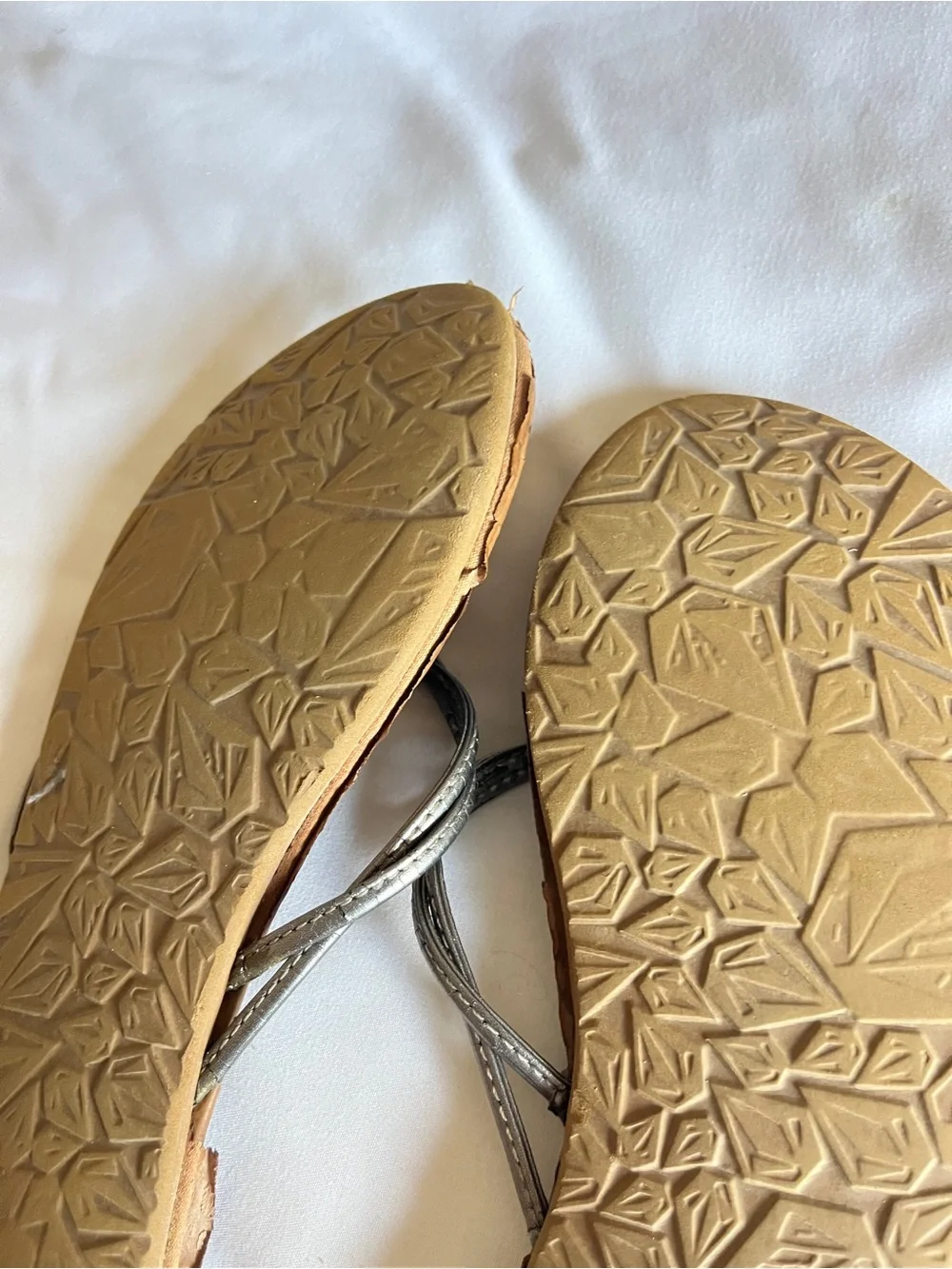 Women's Silver Metallic Strappy Sandals Flip Flops Tan Leather Footbed Size 5.5